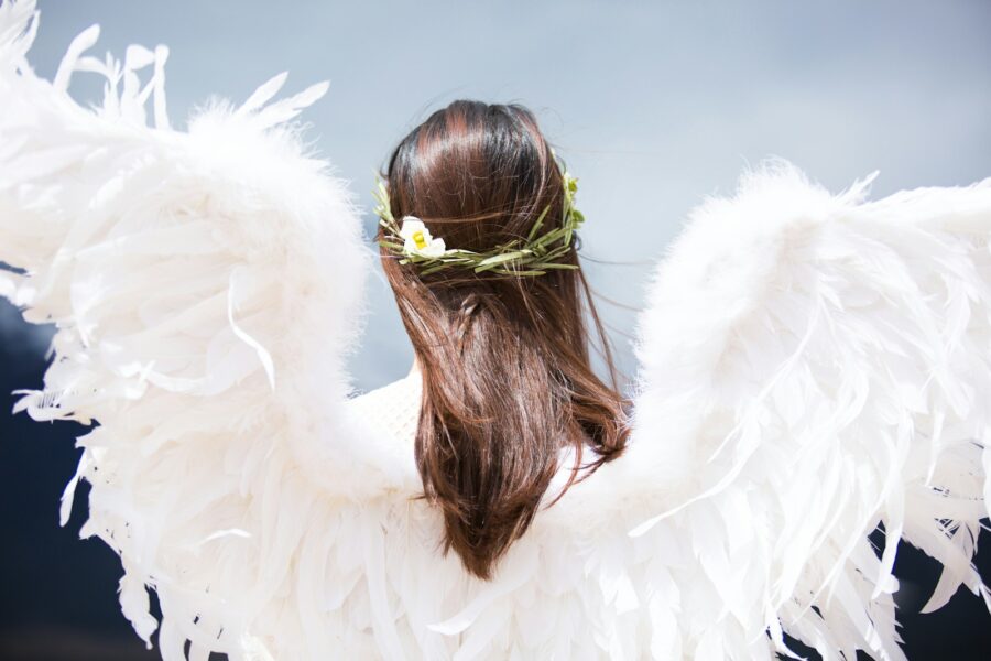 Moteris su sparnais. Unsplash nuotr.
