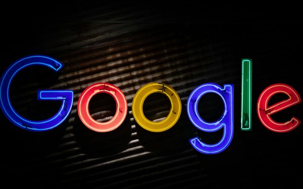 Dirbtinis intelektas rimtai nusiteikęs: nauja „Google“ funkcija įspėja apie sukčius