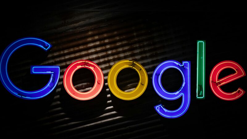 Dirbtinis intelektas rimtai nusiteikęs: nauja „Google“ funkcija įspėja apie sukčius