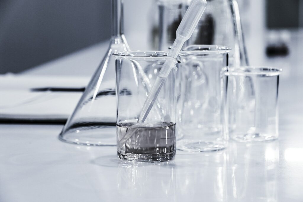 Tyrimai laboratorijoje. Unsplash nuotr.