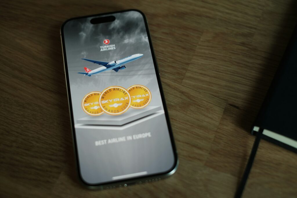 Orlaivis telefone. Unsplash nuotr.