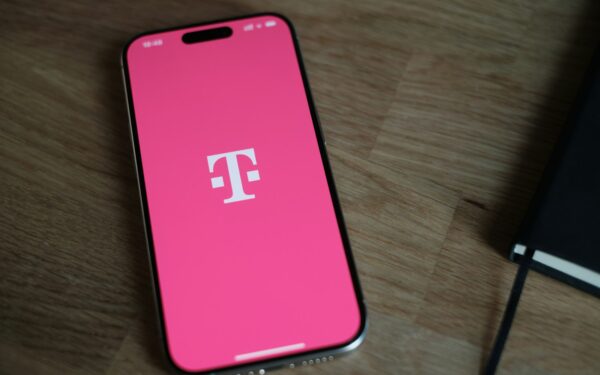 JAV ryšio operatorius „T-Mobile“ taikosi į keliautojus: štai kiek kainuos nauji eSIM planai
