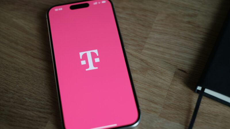 JAV ryšio operatorius „T-Mobile“ taikosi į keliautojus: štai kiek kainuos nauji eSIM planai