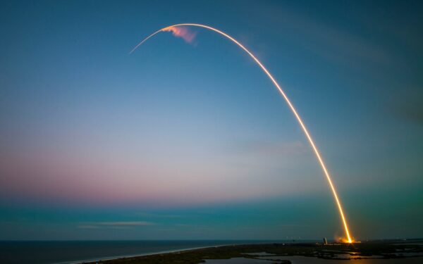 Į Mėnulį netrukus gali rėžtis „SpaceX“ raketos dalis: astronomai kelia diskusijas dėl kosminių šiukšlių