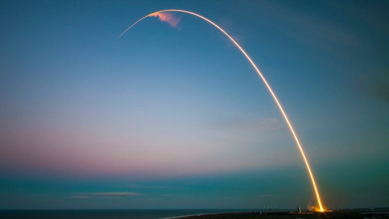 Į Mėnulį netrukus gali rėžtis „SpaceX“ raketos dalis: astronomai kelia diskusijas dėl kosminių šiukšlių