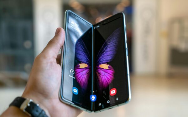 „Samsung“ patentas atskleidė intriguojančią kryptį: sulankstomas telefonas gali tapti dar patogesnis