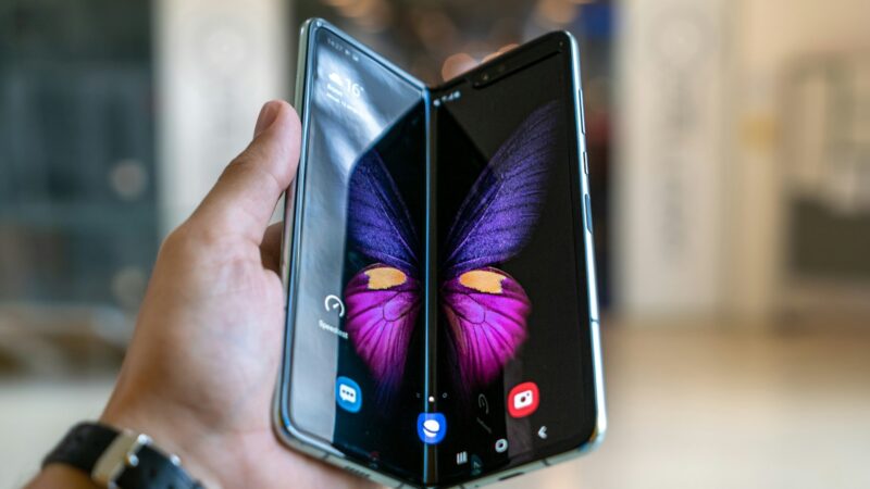 „Samsung“ patentas atskleidė intriguojančią kryptį: sulankstomas telefonas gali tapti dar patogesnis