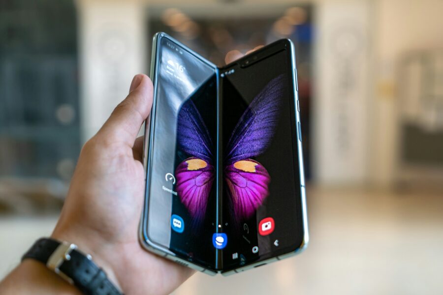 „Samsung“ patentas atskleidė intriguojančią kryptį: sulankstomas telefonas gali tapti dar patogesnis