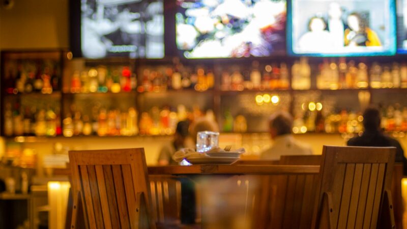 Ginčai dėl sąskaitos ir telefonai: elgesys, kuris restoranuose kelia daugiausia problemų