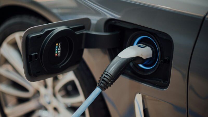 Elektromobilių rinką purto nauja žinia: žinomas gamintojas uždaro gamyklą ir atleidžia darbuotojus