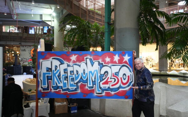 Baltųjų rūmų „Freedom 250“ šou susiduria su problema: garsenybės renkasi laikytis atokiau