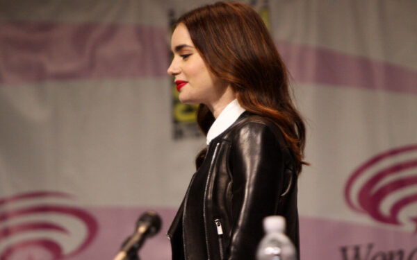 Filmavimo aikštelėje, Lily Collins pasirinko ryškią tendenciją: stilistai prognozuoja didelį jos populiarumą