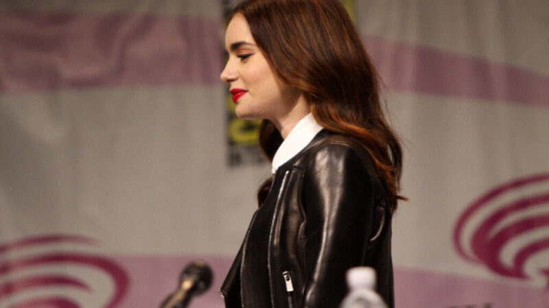 Filmavimo aikštelėje, Lily Collins pasirinko ryškią tendenciją: stilistai prognozuoja didelį jos populiarumą