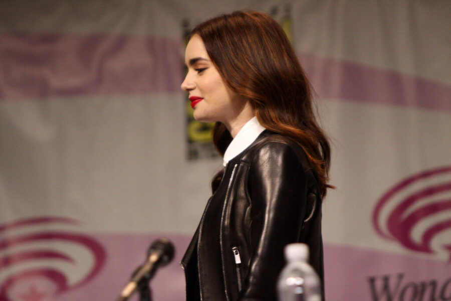 Filmavimo aikštelėje, Lily Collins pasirinko ryškią tendenciją: stilistai prognozuoja didelį jos populiarumą