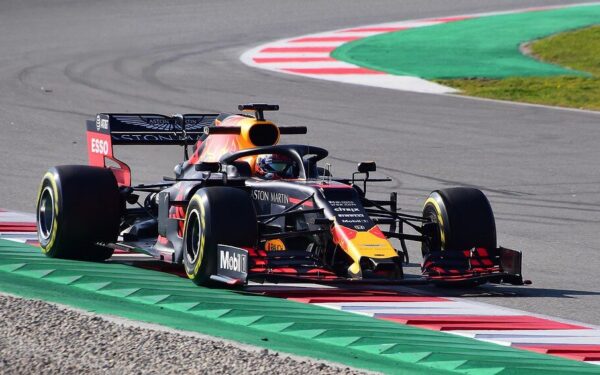 Milijonai šį meno kūrinį išvydo lenktynių trasoje: Pierre’as Gasly vežė ypatingą žinutę