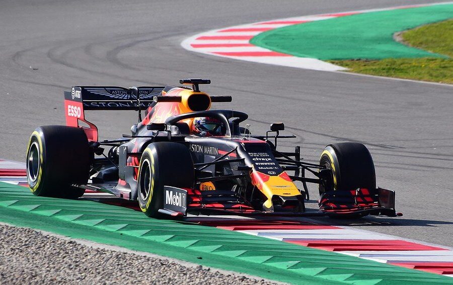Milijonai šį meno kūrinį išvydo lenktynių trasoje: Pierre’as Gasly vežė ypatingą žinutę