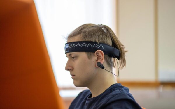 Investuotojai susidomėjo technologija, kuri žada atskirti žmogų nuo DI per 3 sekundes