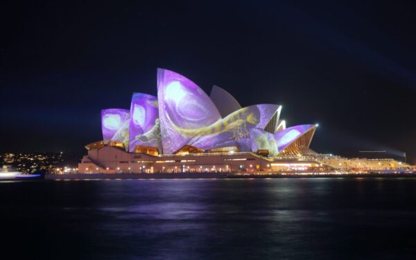 Įspūdingas šou virto incidentu: per festivalį „Vivid Sydney“ netikėtai nukrito beveik 90 dronų