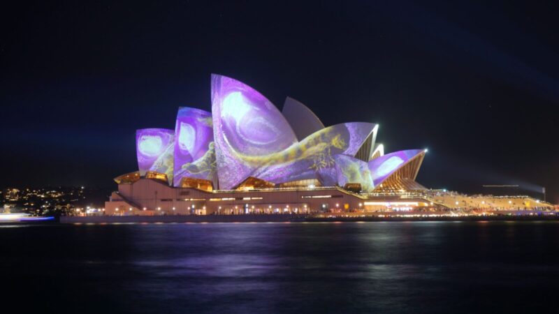 Įspūdingas šou virto incidentu: per festivalį „Vivid Sydney“ netikėtai nukrito beveik 90 dronų
