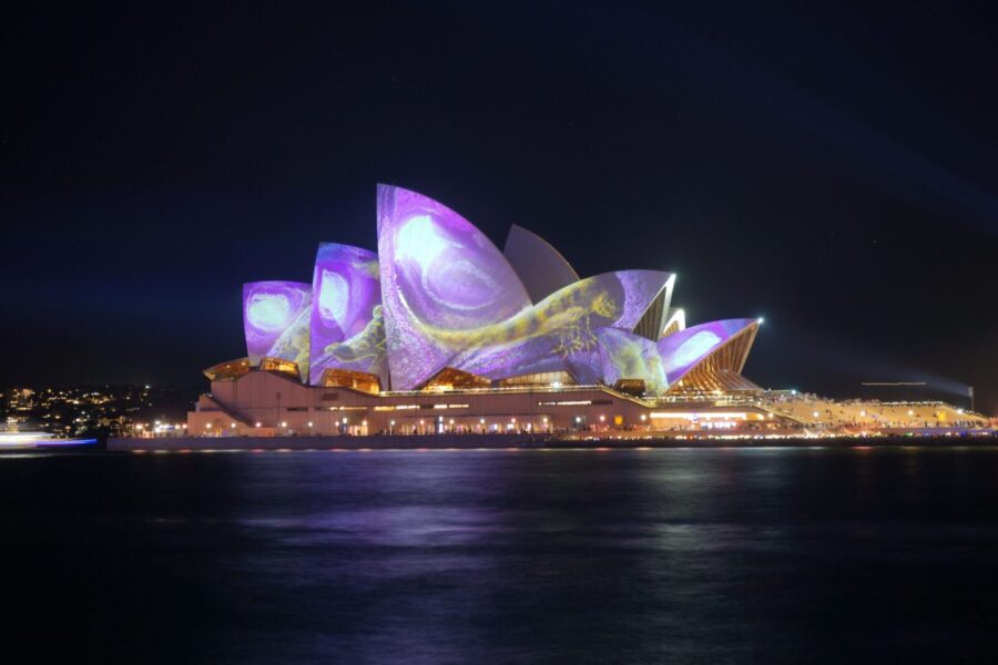 Įspūdingas šou virto incidentu: per festivalį „Vivid Sydney“ netikėtai nukrito beveik 90 dronų