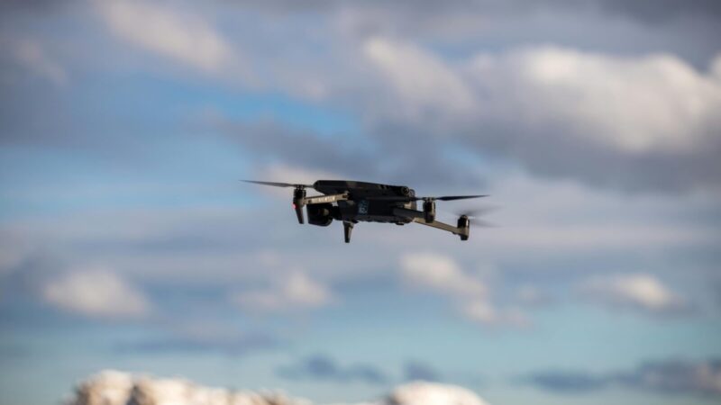 Karo technologijos žengia toliau: Ukraina pirmą kartą susidūrė su nauju rusišku DI valdomu dronu