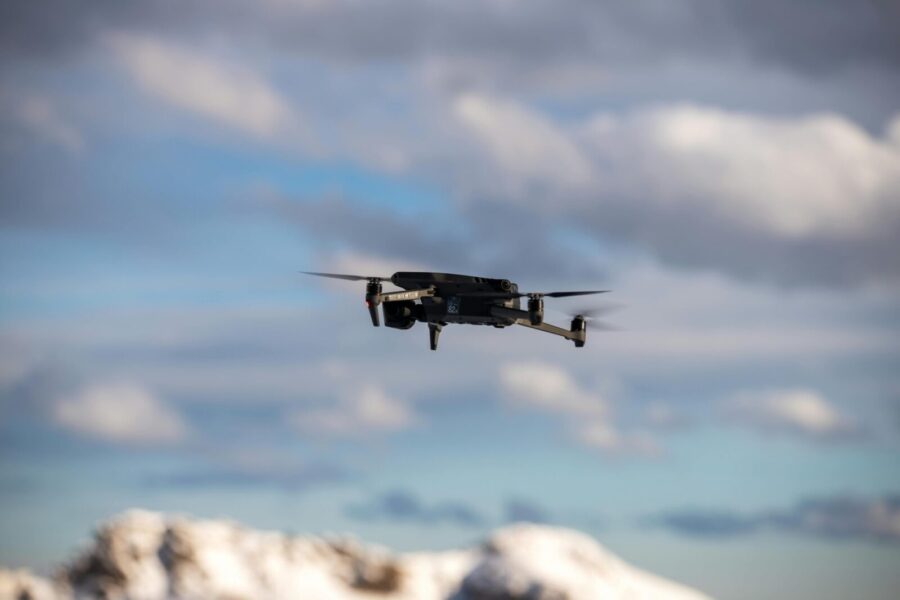 Karo technologijos žengia toliau: Ukraina pirmą kartą susidūrė su nauju rusišku DI valdomu dronu
