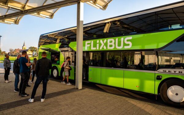 Po skandalų dingo, bet dabar sugrįžta: Lenkijoje atgaivinamas „FlixBus“ maršrutas 666 į Helą