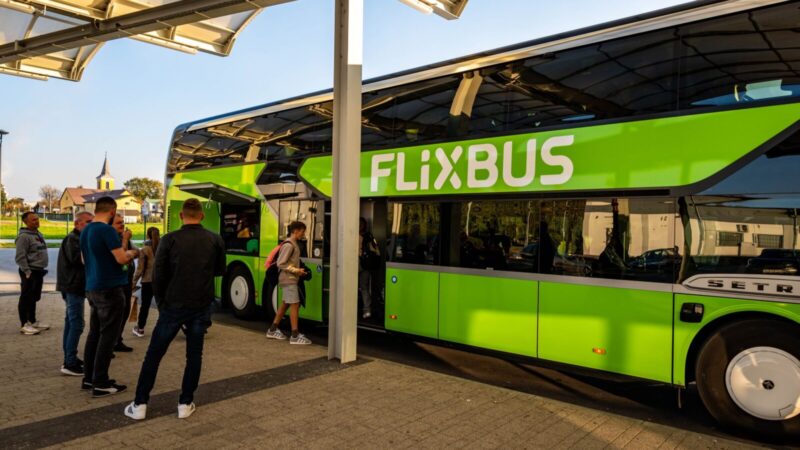 Po skandalų dingo, bet dabar sugrįžta: Lenkijoje atgaivinamas „FlixBus“ maršrutas 666 į Helą