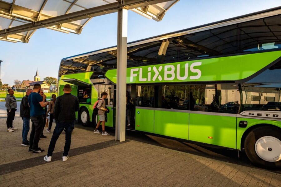 Po skandalų dingo, bet dabar sugrįžta: Lenkijoje atgaivinamas „FlixBus“ maršrutas 666 į Helą