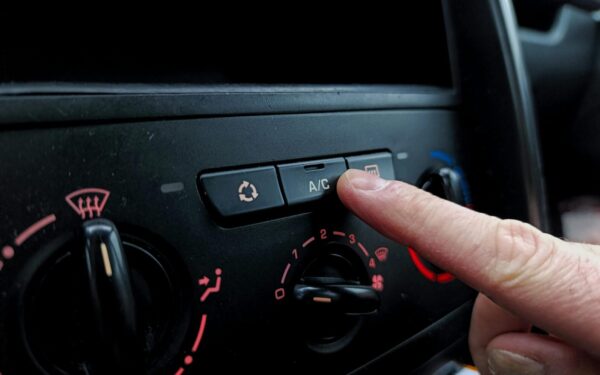 Vienas mygtukas gali padėti greičiau atvėsinti automobilį: daugelis juo nesinaudoja tinkamai