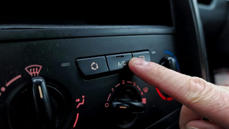 Vienas mygtukas gali padėti greičiau atvėsinti automobilį: daugelis juo nesinaudoja tinkamai