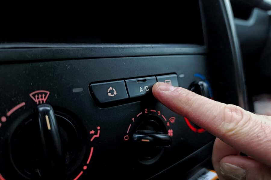 Vienas mygtukas gali padėti greičiau atvėsinti automobilį: daugelis juo nesinaudoja tinkamai