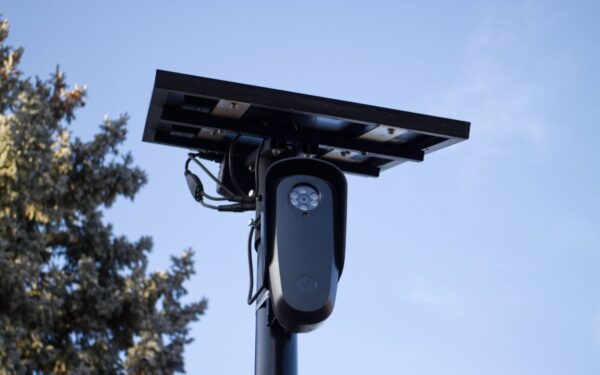 Skubus perspėjimas „Wyze“ naudotojams: atšaukiama daugiau nei 320 tūkst. „Solar Cam Pan“ kamerų
