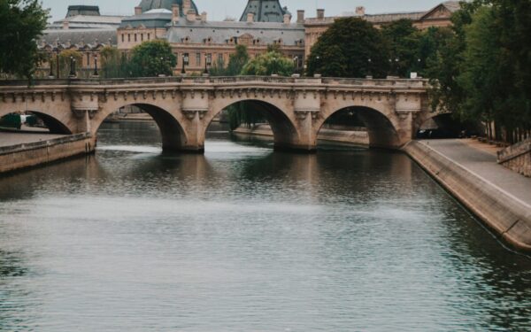 Audra Paryžiuje smogė prieš pat atidarymą: vėjas suniokojo JR projektą ant Pont-Neuf