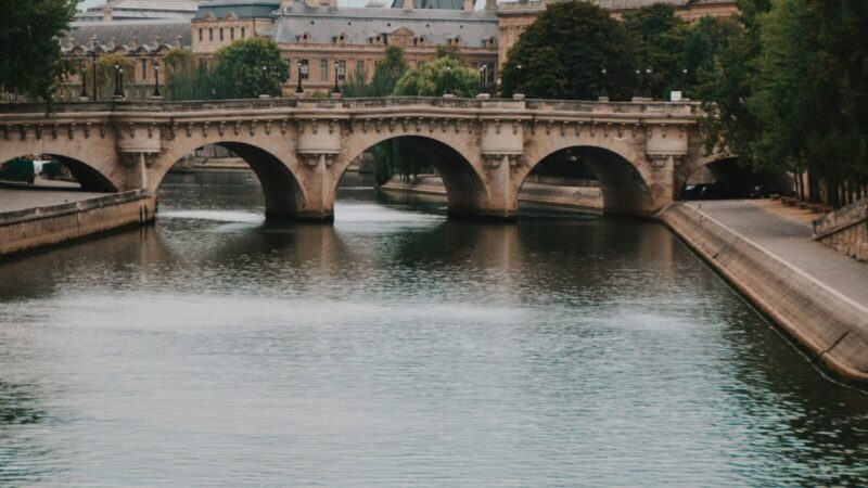 Audra Paryžiuje smogė prieš pat atidarymą: vėjas suniokojo JR projektą ant Pont-Neuf