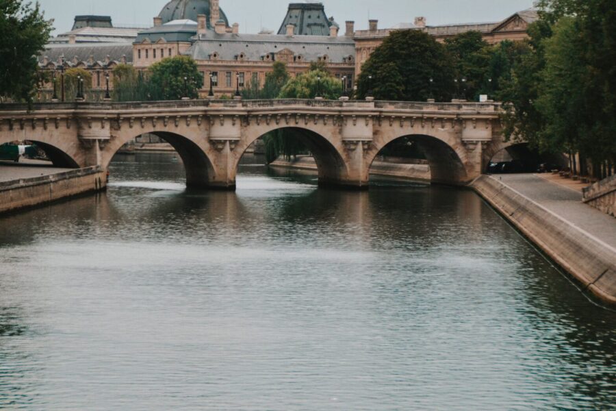 Audra Paryžiuje smogė prieš pat atidarymą: vėjas suniokojo JR projektą ant Pont-Neuf