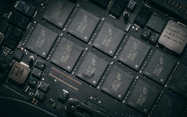 Dirbtinio intelekto banga kelia naują milžiną: „SK Hynix“ vertė pirmą kartą perkopė 1 trilijoną eurų