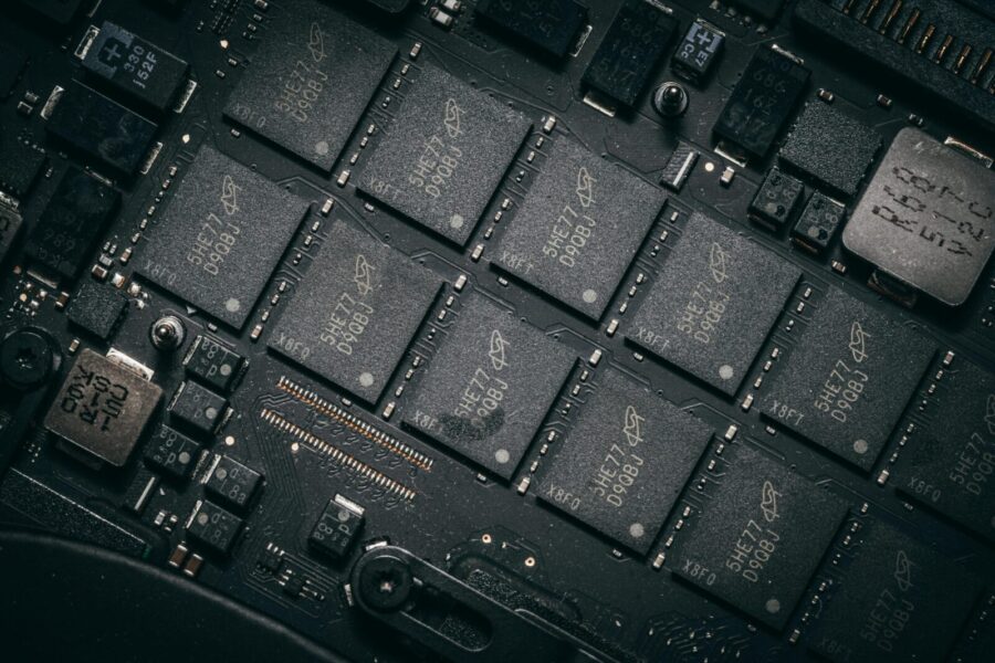 Dirbtinio intelekto banga kelia naują milžiną: „SK Hynix“ vertė pirmą kartą perkopė 1 trilijoną eurų