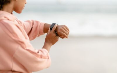 Visi kalba apie šį „Fitbit Air“ nešiojimo būdą: ant riešo vėl užtenka vietos laikrodžiui