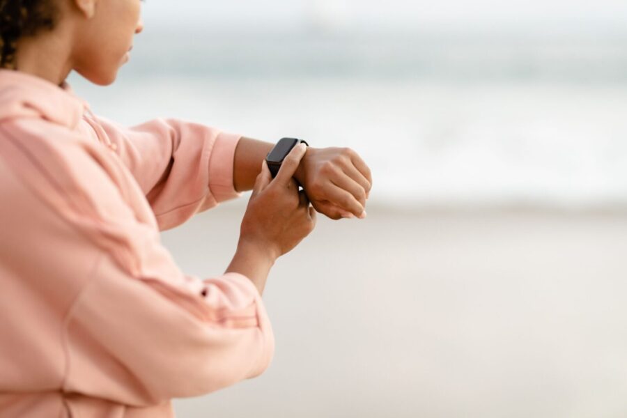Visi kalba apie šį „Fitbit Air“ nešiojimo būdą: ant riešo vėl užtenka vietos laikrodžiui