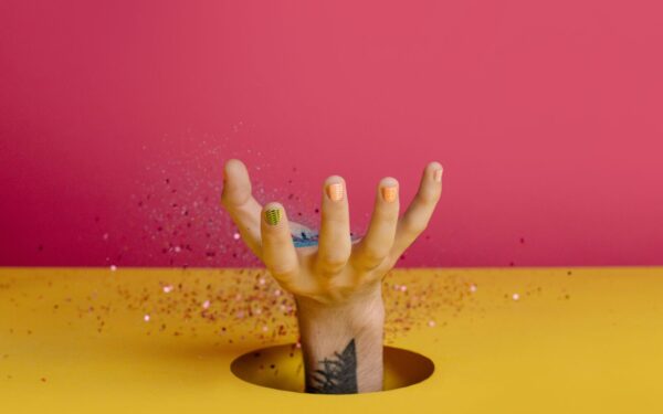 Šis manikiūras atrodo žaismingai, bet elegantiškai: sužinokite, kodėl visi kalba apie „Skittle Nails“