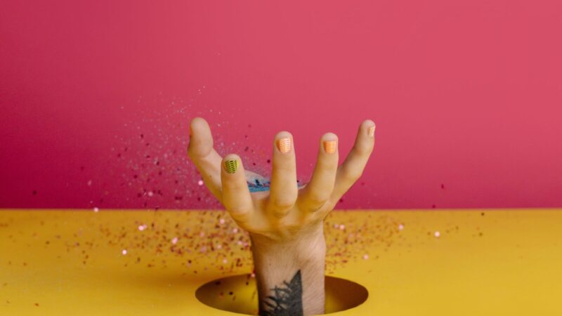 Šis manikiūras atrodo žaismingai, bet elegantiškai: sužinokite, kodėl visi kalba apie „Skittle Nails“
