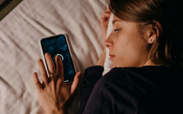 Miegate su ausinėmis? Specialistai įspėja apie riziką, kurios daugelis neįvertina