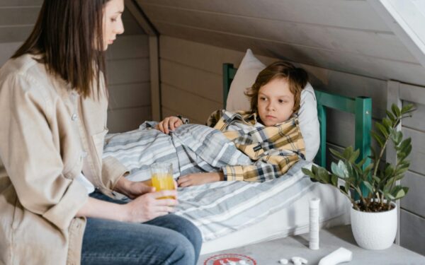 Medikai įvardijo dažniausias klaidas, kurias daro sergančių vaikų tėvai: viena jų gali greitai pabloginti būklę