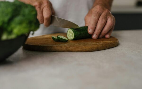 Šefai įdeda vieną papildomą ingredientą: agurkų salotos ilgiau išlieka tirštos ir skanios