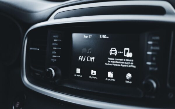 Tūkstančiai skundų dėl „Spotify“ automobiliuose: daliai naudotojų tenka keliauti be muzikos