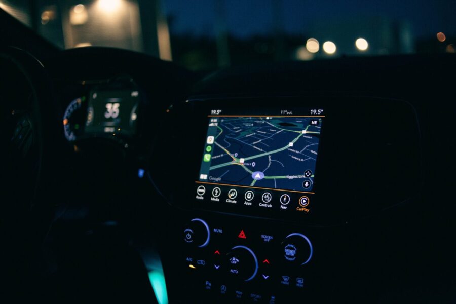 Skambučiai iš automobilio taps paprastesni: „Google Meet“ pasiekia dar daugiau naudotojų