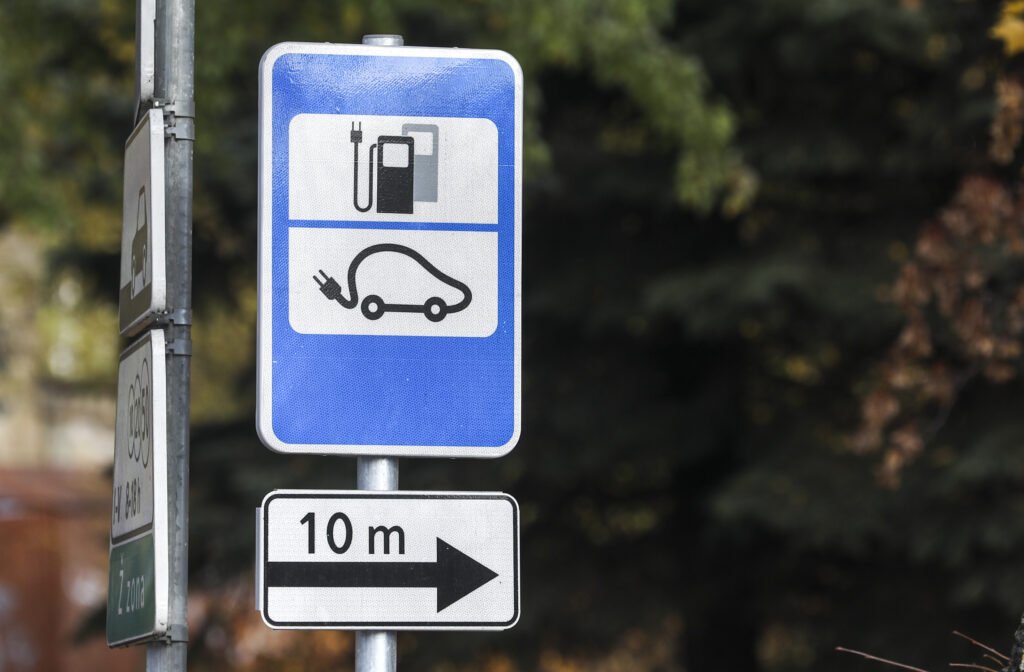 Elektromobilių įkrovimo vieta. Mariaus Morkevičiaus (ELTA) nuotr.