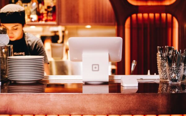 Parduotuvėse ir restoranuose gali nelikti pasikartojančių dainų: viską keičia nauja DI platforma