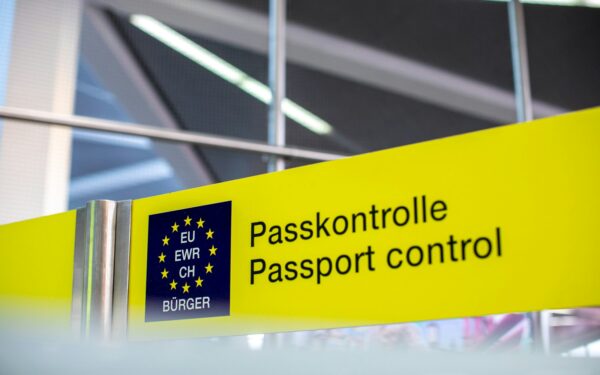 Streikai, konfliktai ir kontrolės: Europos oro uostuose netikėtai smuko keleivių srautai